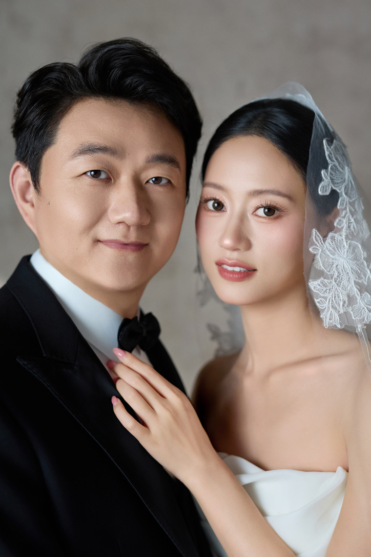 张运润与蔡婷婷亲密相依的婚纱特写