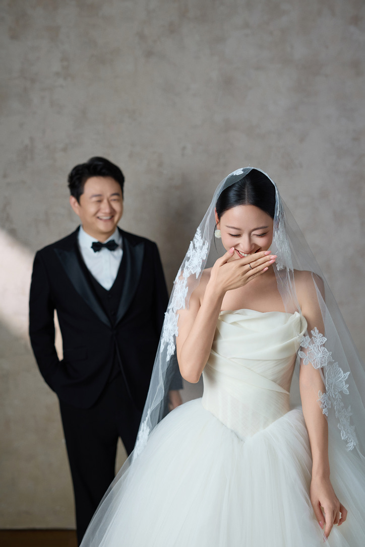 蔡婷婷含笑回眸,张运润在身后微笑